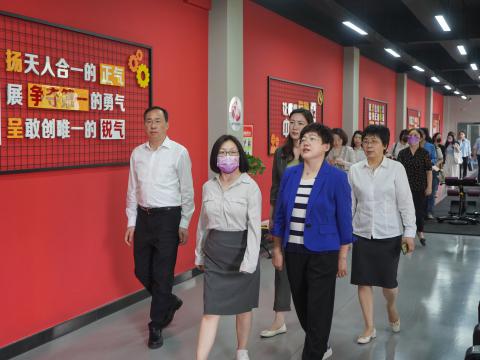 天下总工会女职工部莅临维多利亚老品牌vic电气调研女职工事情