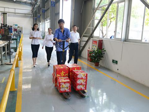 维多利亚老品牌vic集团工会开展“夏日送清凉”活动